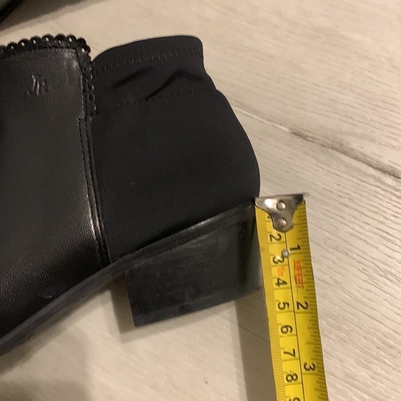 Jack Rogers "Bailey" Black Leather Side Zip‎ Scalloped Ankle Boots Size 6.5 M - Picture 5 of 10